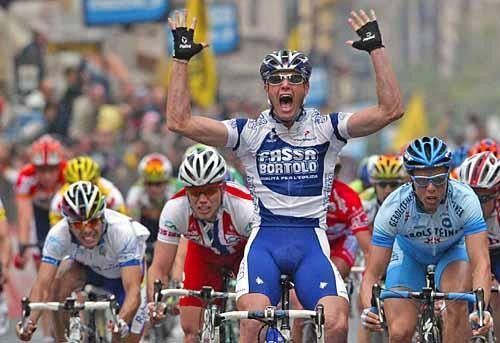 A massive yell for Petacchi at the finish