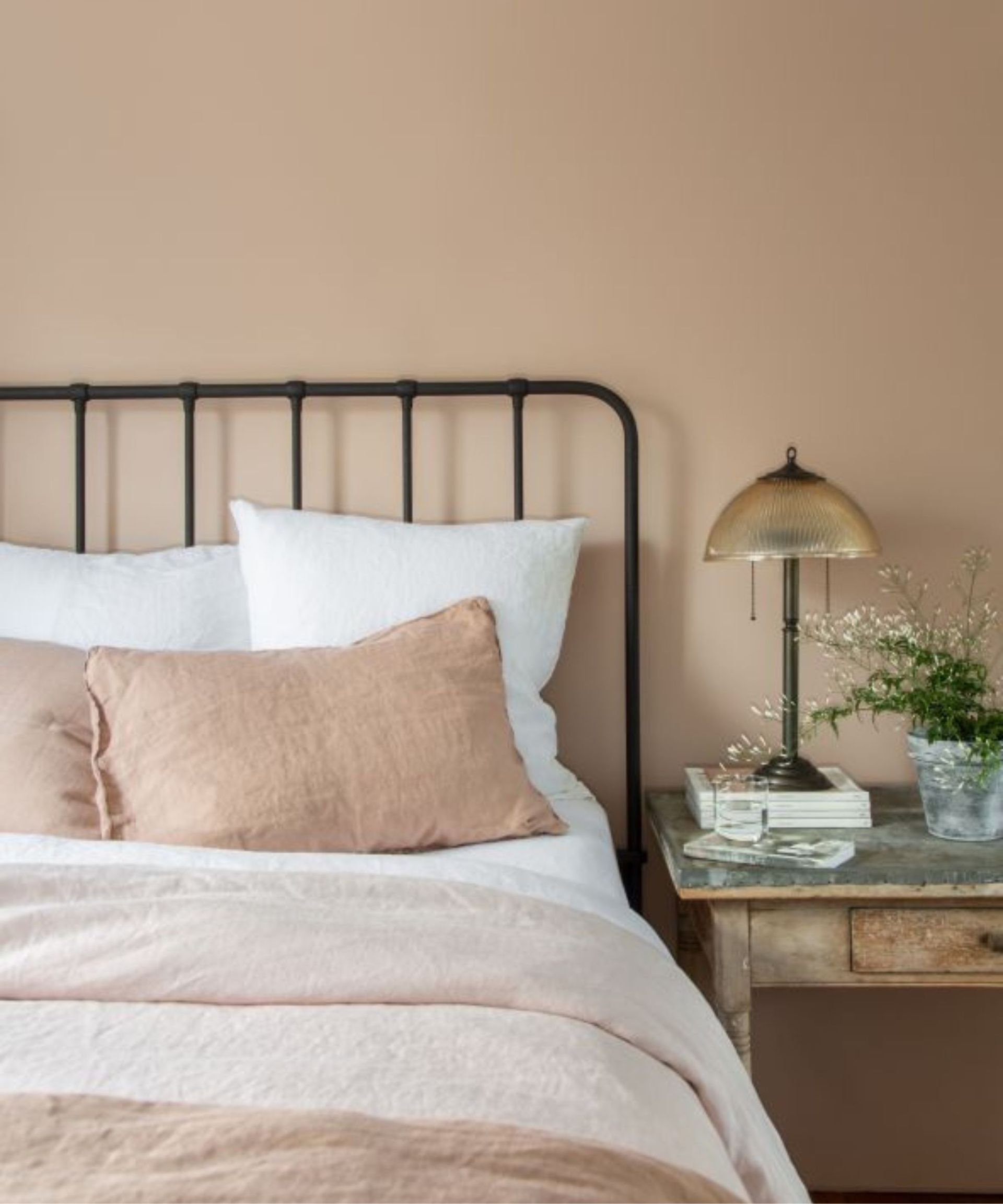 Plaster pink bedroom