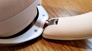 Edifier WH950NB review; a metal hinge on headphones