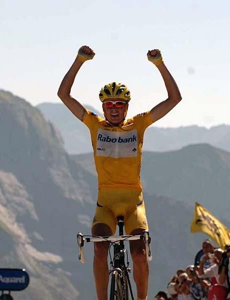 Michael Rasmussen (Rabobank) wins on the Aubisque