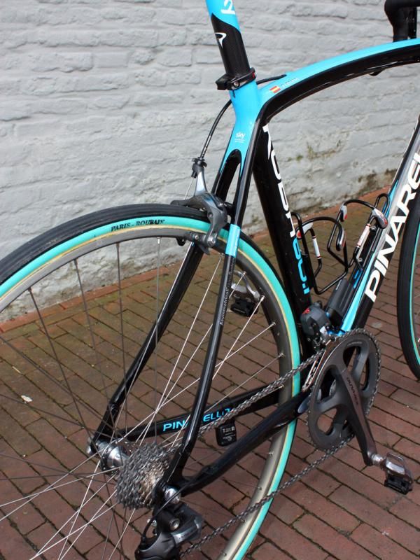 Slender seat stays are designed to provide more ride comfort on rough surfaces.