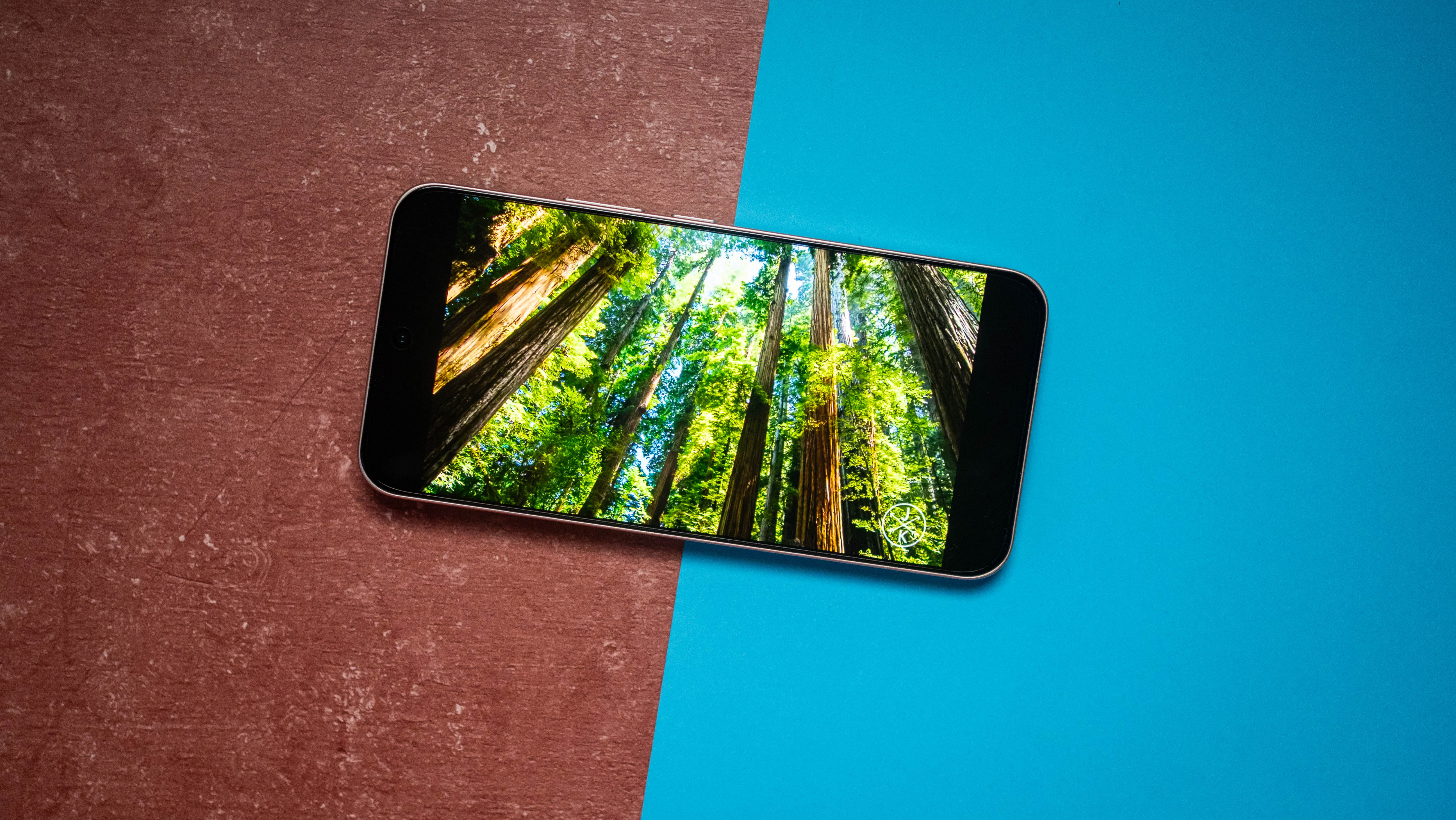 Honor 400 running a YouTube video against a blue and red background