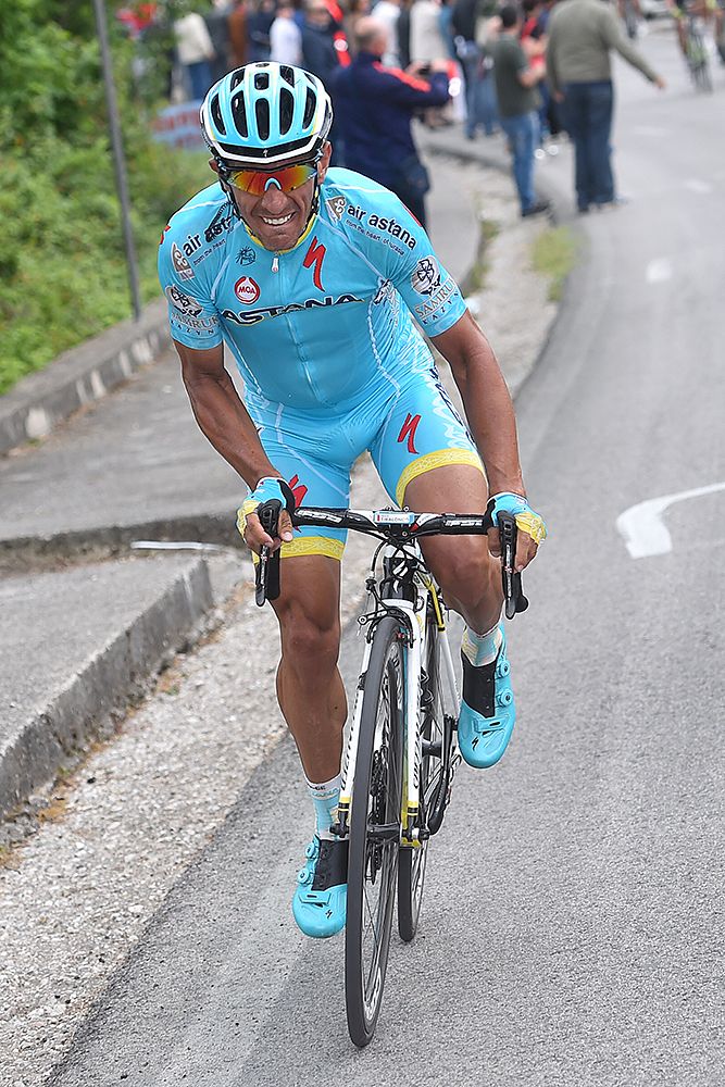 Paolo Tiralongo (Astana) pushes his way to the stage 9 victory