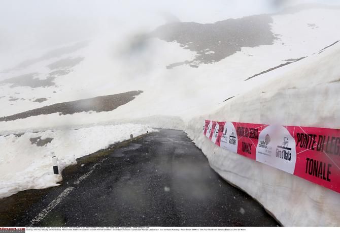 Snow lining the route for stage 16