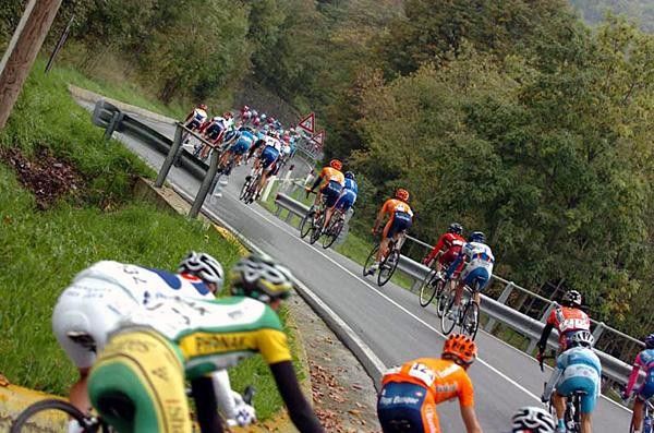 The peloton snakes its way up early climb
