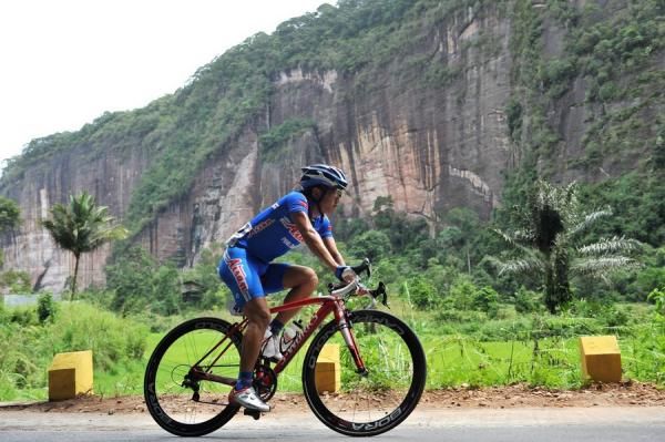 Kenichi Suzuki (Aisan Racing Team-Japan) at full speed while passing through Harau cliffs 300 meters before the finish.