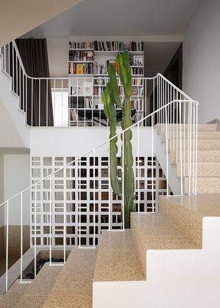 geometric staircase in white inside Casa M