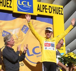 Carlos Sastre dons his first ever yellow jersey.