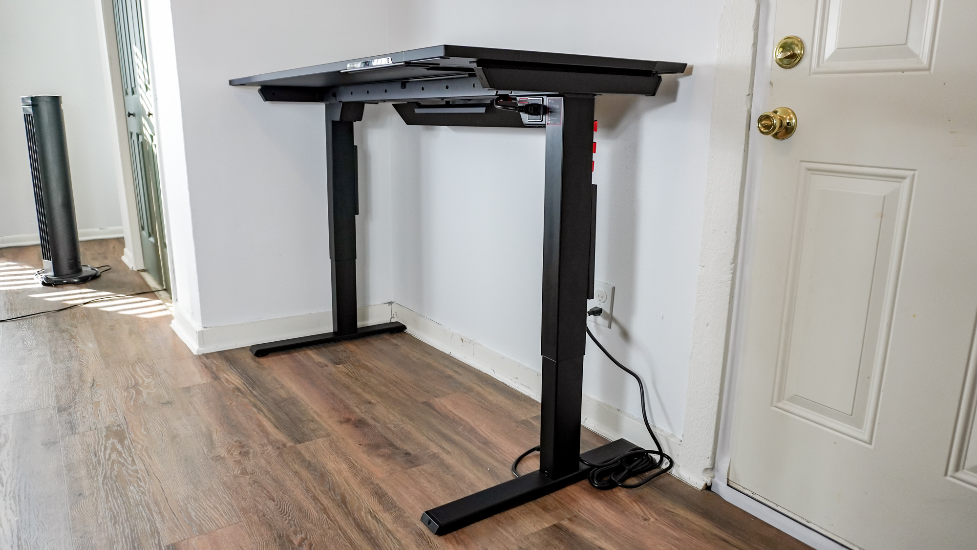 The Secretlab Magnus Evo at an angle showing magnetic accessories attached to one of its legs