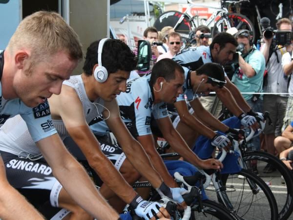 The Saxo Bank Sungard team gets ready under the shade of the tent.