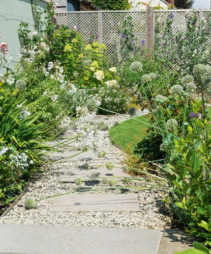 Garden path ideas – create a beautiful walkway with the right materials ...