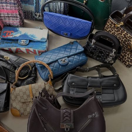 Secondhand September: Women shopping secondhand
