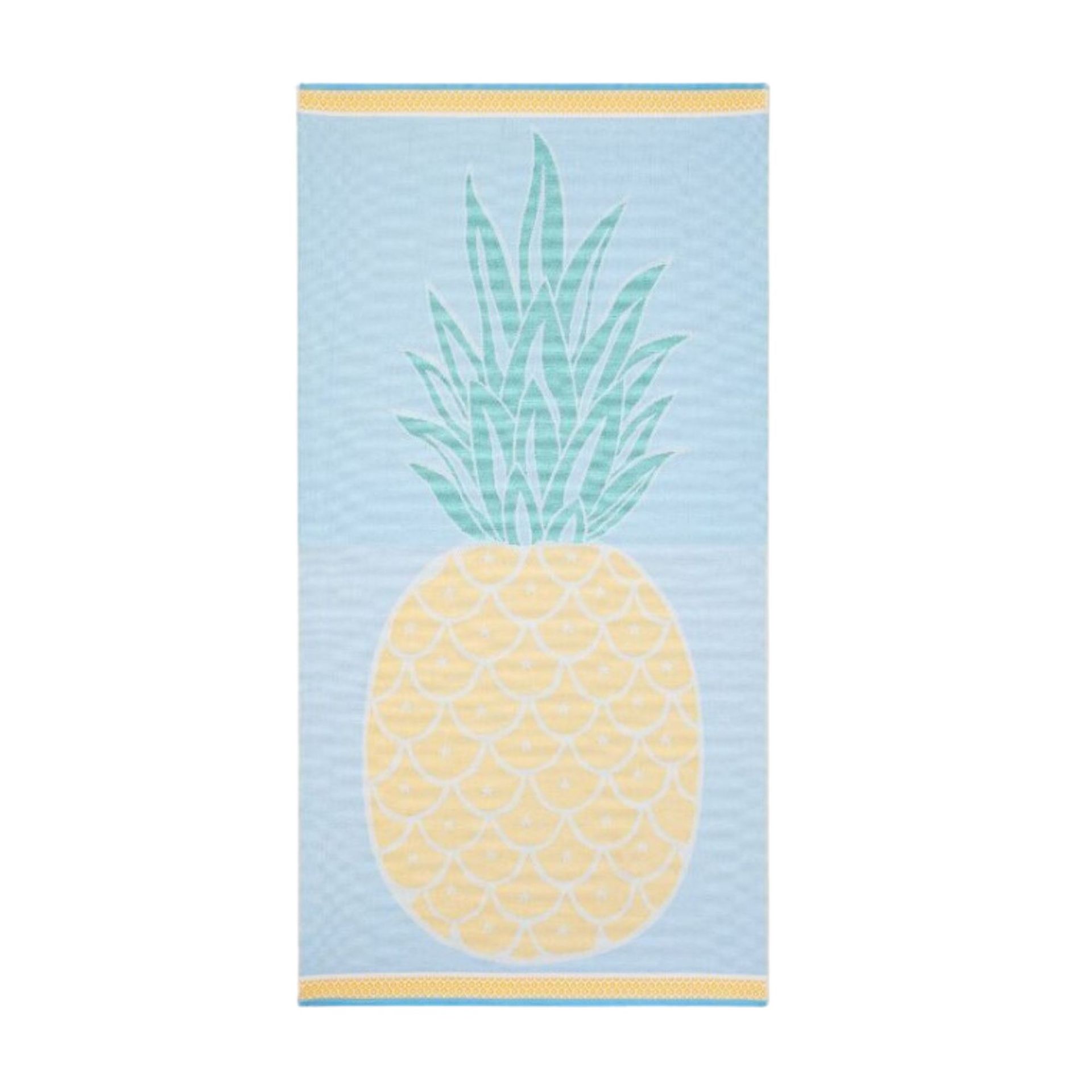 Handuk pantai biru dengan cetakan nanas