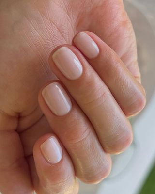 @raelondonnails beige manicure