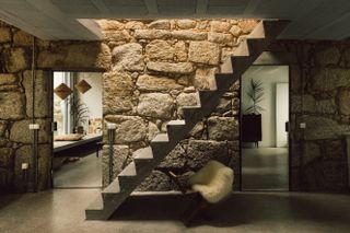 Escadaria e pedra dentro da casa
