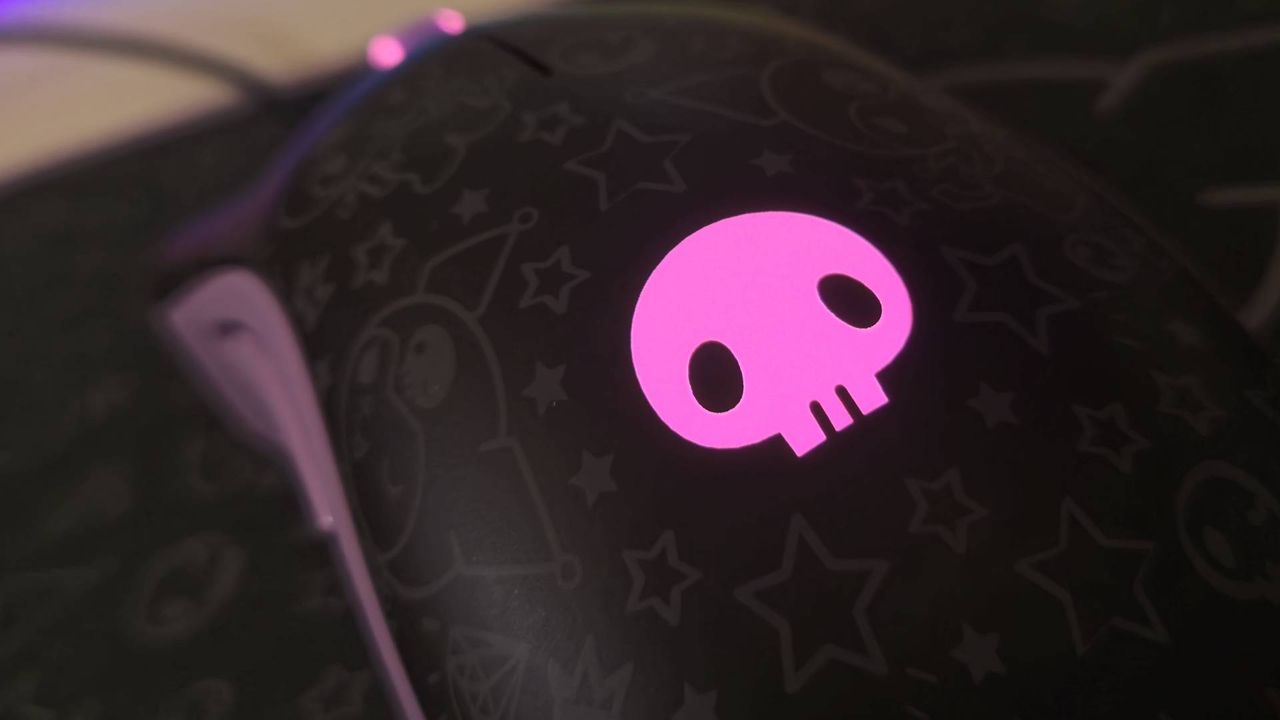 Photo taken by writer Rosalie Newcombe of the Razer Deathadder Essential and Goliathus bundle Kuromi Edition, sitting on a white desk.