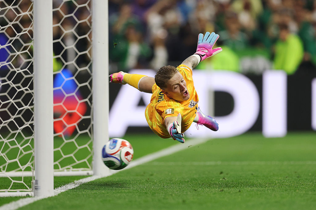 Raul Jimenez venceu Jordan Pickford de pênalti e restaurou a desvantagem do México para 3 a 2 contra a Inglaterra