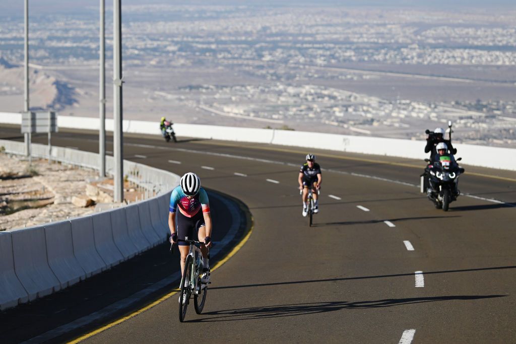 Neve Bradbury (Canyon-Sram) is chased by Lotte Kopecky (SD Worx-ProTime)