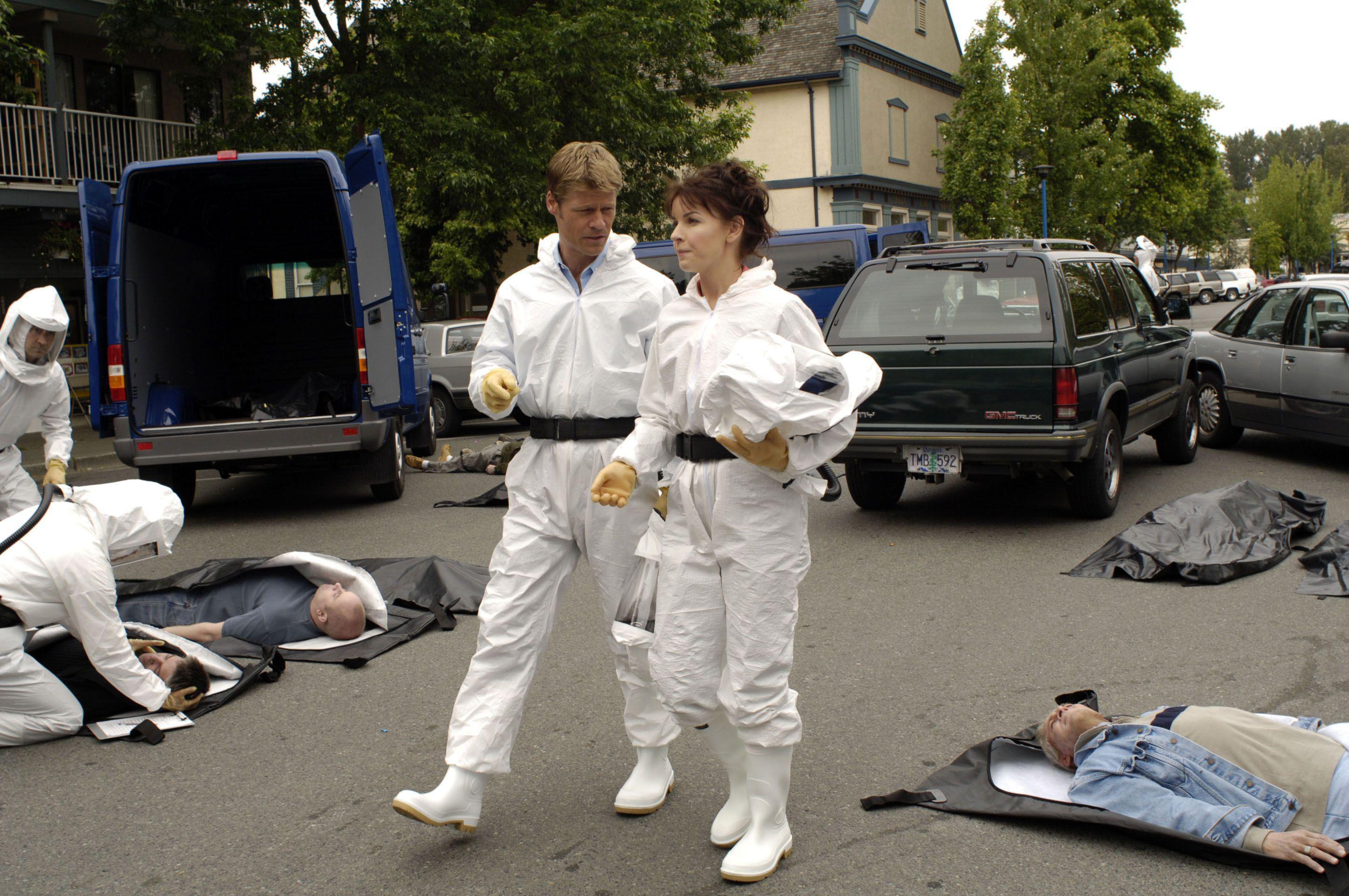 Tom Baldwin (Joel Gretsch) and Diana Skouris (Jacqueline Mckenzie) investigate a crime scene in The 4400.
