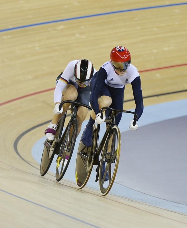 Victoria Pendleton (Great Britain) leads Kristina Vogel (Germany)