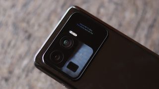 Eine Nahaufnahme der Kamera des Xiaomi Mi 11 Ultra