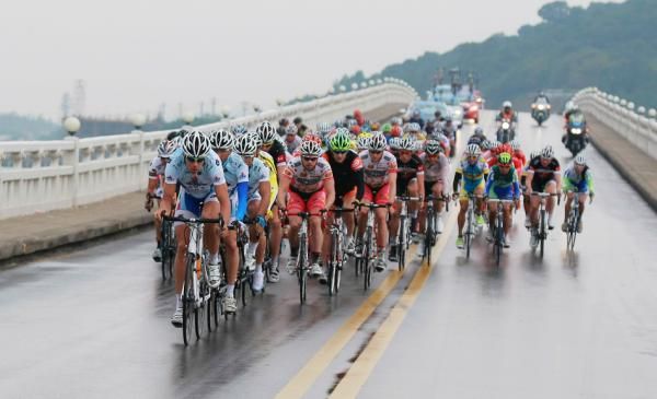 Tabriz Petrochemical sets the tempo in the peloton.