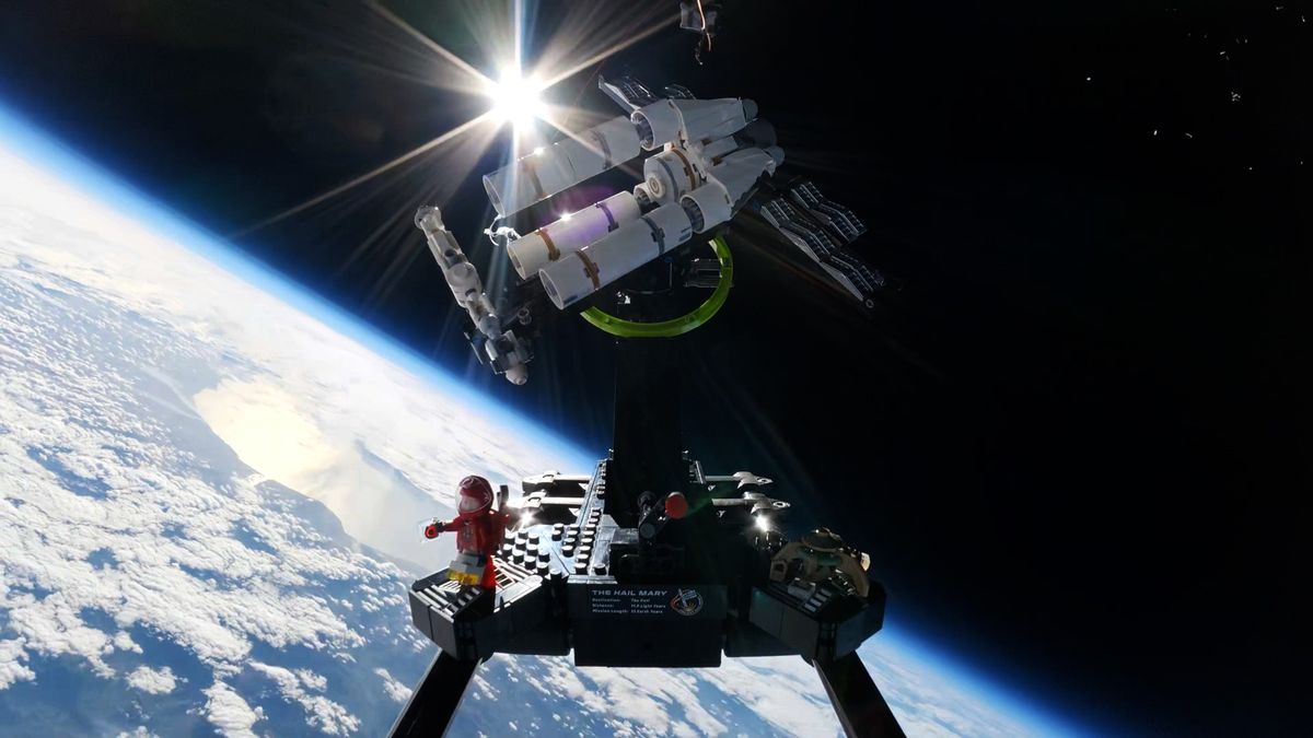 一艘由白色塑膠塊製成的三角形太空船與從太空中可見的地球背景形成鮮明對比。