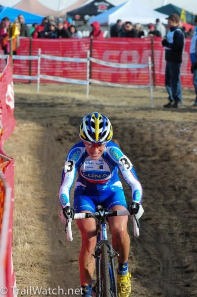 Katerina Nash (Luna Pro Team) following Compton's example by not taking a fresh bike.
