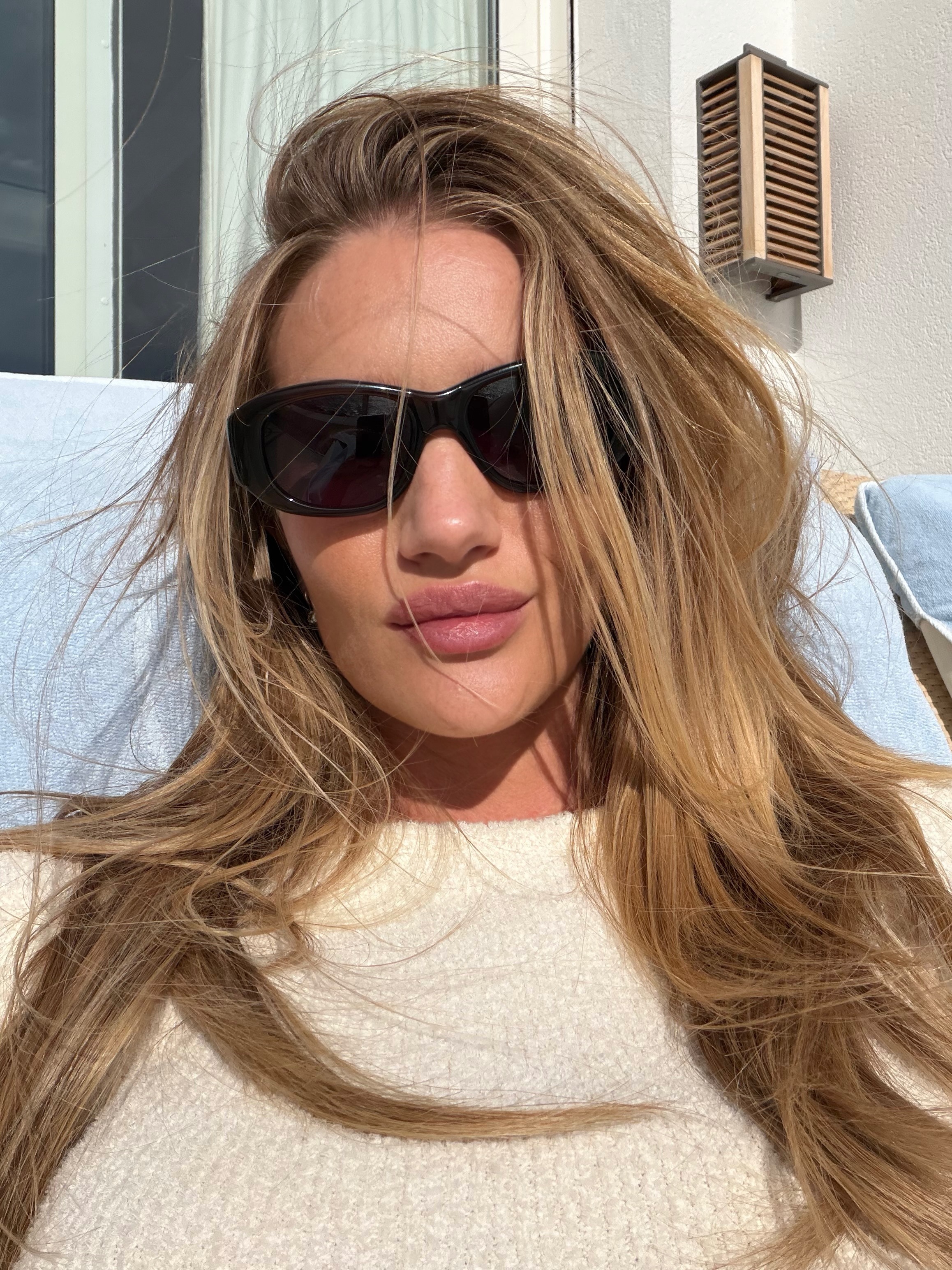Rosie Huntington-Whiteley taking a selfie with champagne blonde hair