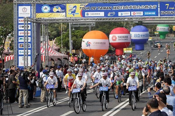 Yellow jersey escorted by VIPs