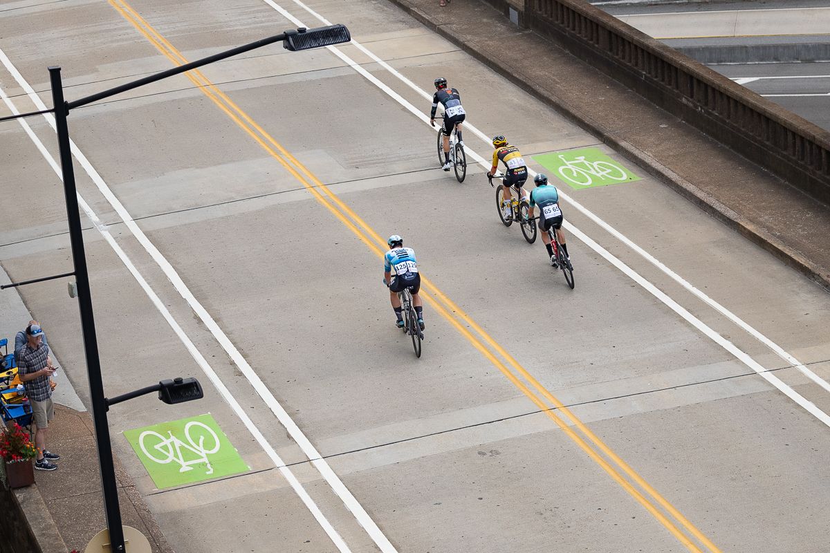 After a flurry of short lives attacks in the first half of the race, breaks with the right combination started to form. Here George Simpson (Project Echelon Racing), Gavin Hoover (L39ION of Los Angeles), Colby Simmons (Jumbo Visma Development), and Tanner Ward (Best Buddies) opened up a gap on the Hill Street Bridge.