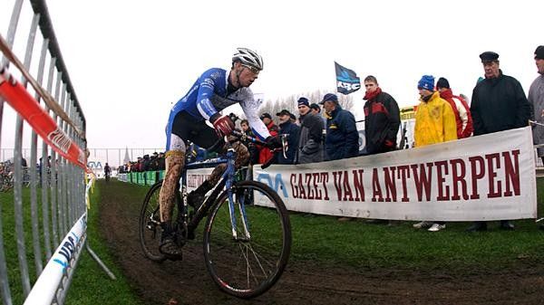 Neyens navigating the slippery course at Loenhut Azencross.
