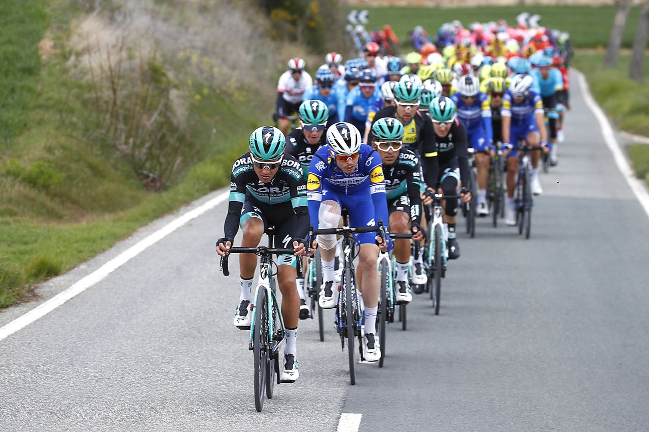 The peloton on stage 3