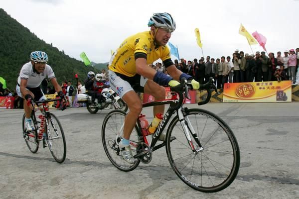 Andrey Mizurov (Tabriz) leads Ghader Misbani (Tabriz) at the top of the hairpins.