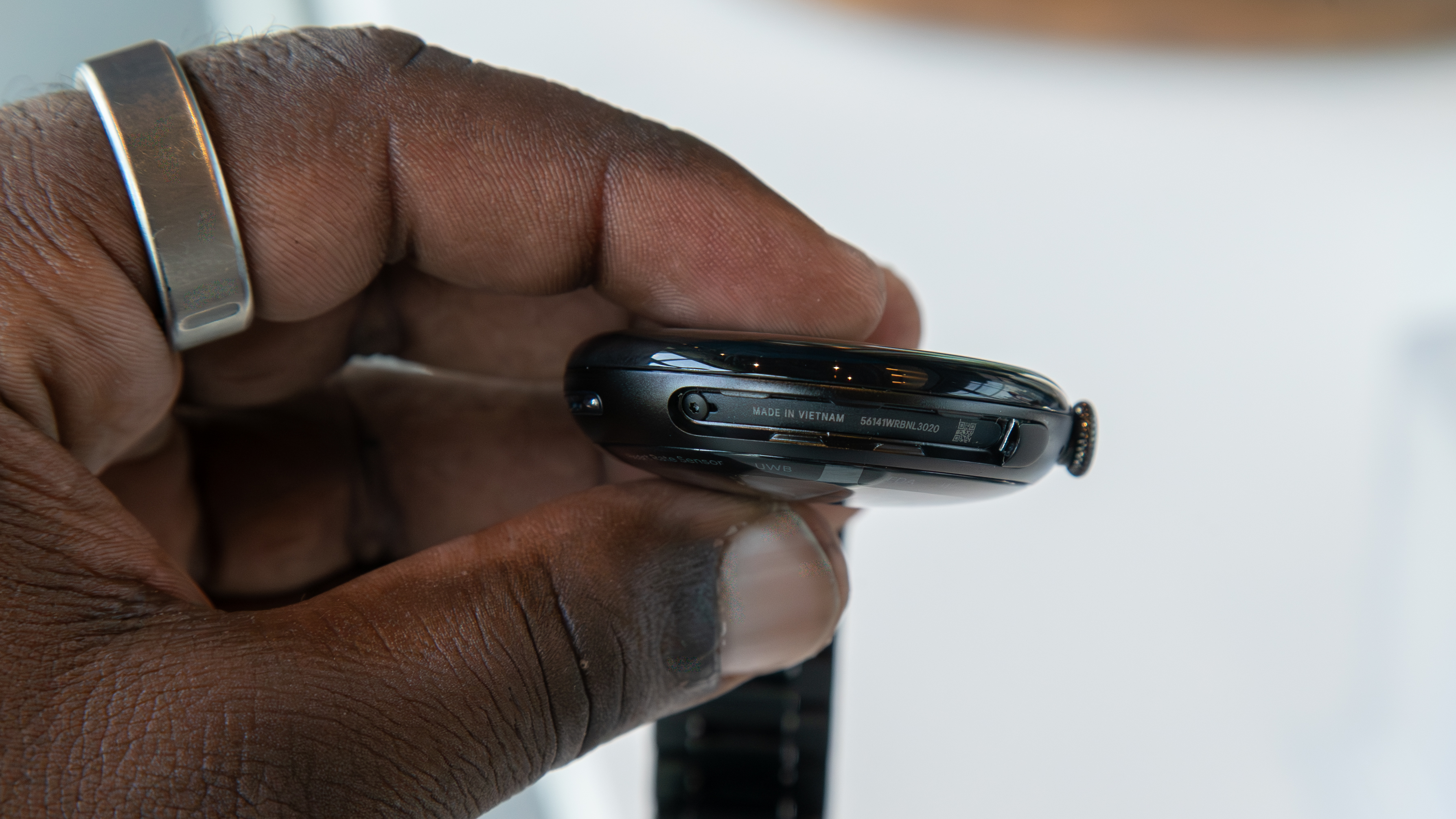 Pixel Watch 4 band connector