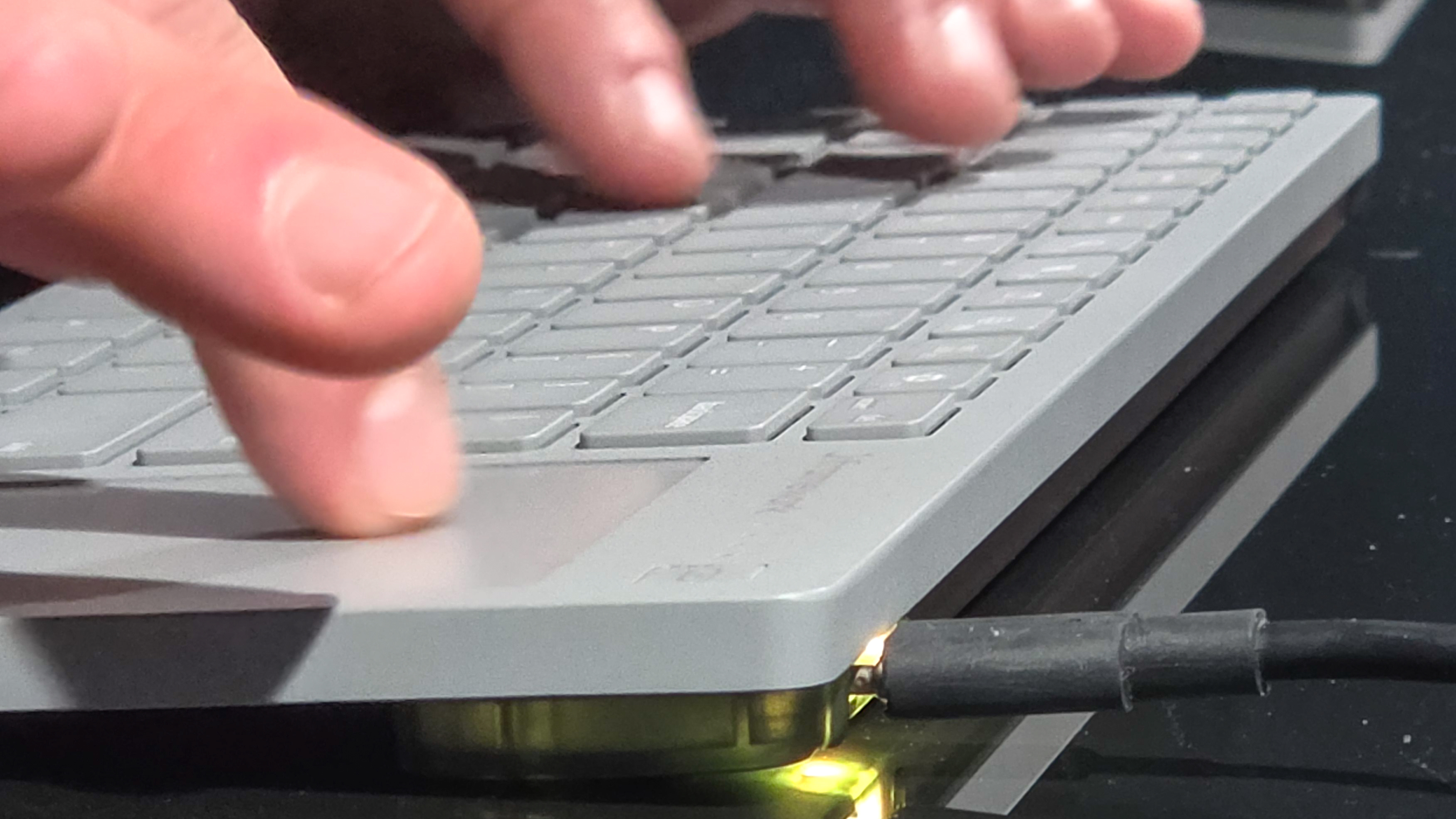 شخصی که روی صفحه‌کلید پد لمسی بی‌سیم Frame تایپ می‌کند و از صفحه لمسی استفاده می‌کند