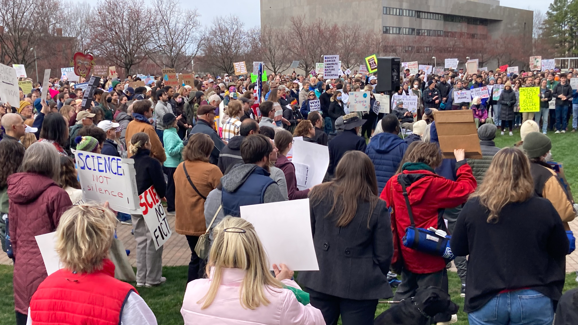 Bidikan poster dan pemrotes di Stand Up For Science Rally di Raleigh