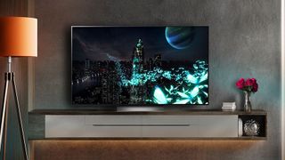 En bild på en LG C2 TV-apparat mot en betongfärgad vägg, med en bakgrundsbild som visar en stadssiluett under natten, med blå fjärilar som flyger över skärmen.