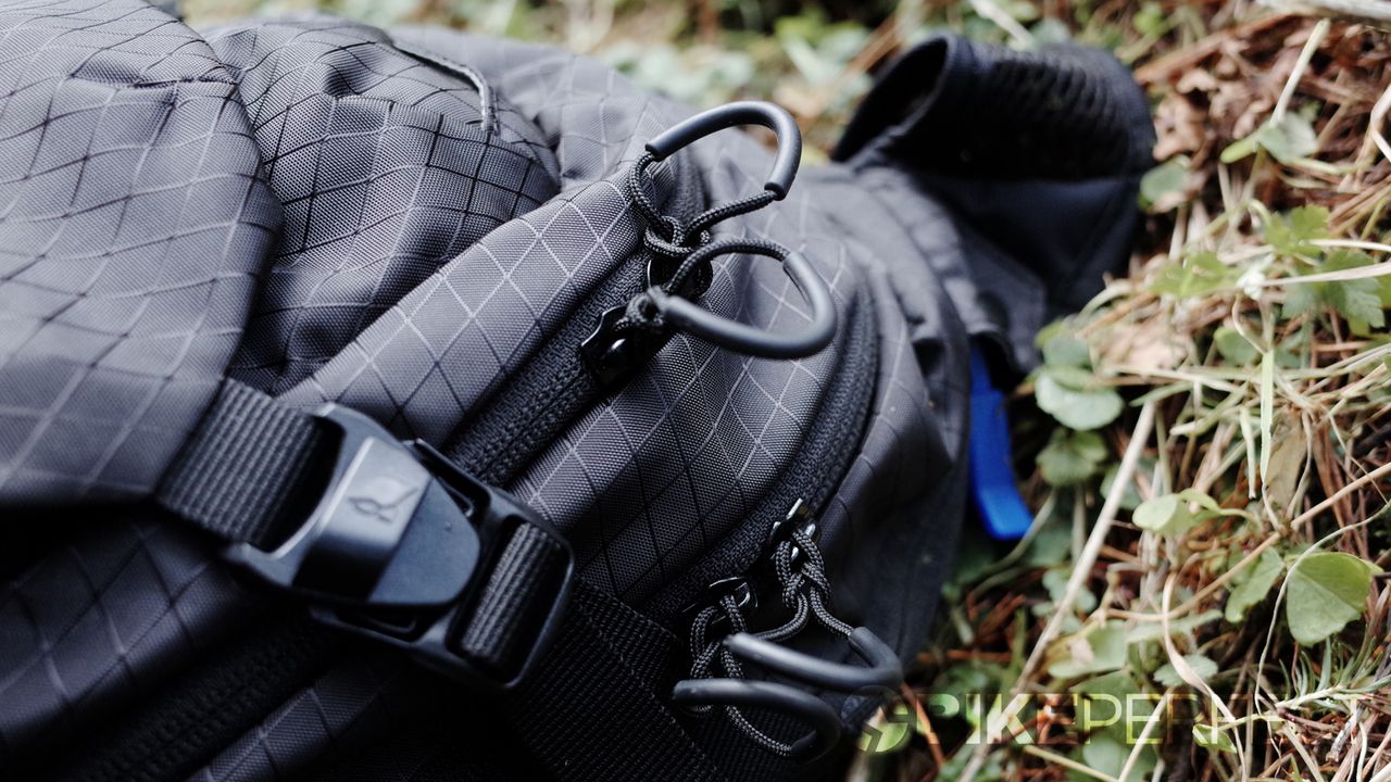 Camelbak Hawg Pro 20 hydration pack zip pull details
