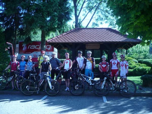 Lea Davison (Specialized) sets out with a group of female journalists and the guides to test out the new Specialized Fate in Offenburg, Germany.