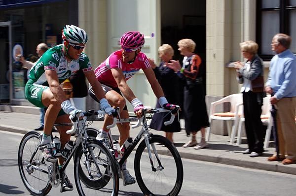 Sprinter's talk between Thor Hushovd (Cr&eacute;dit Agricole) on the left and Bernhard Eisel (T-Mobile).