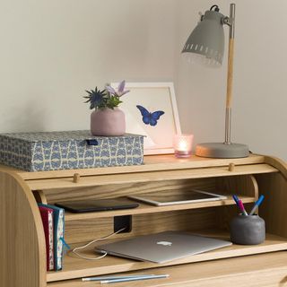 macbook tablet and table lamp on wooden table