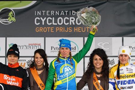 Women's podium (l-r): Saane van Paassen (Brainwash), Daphny van den Brand (AA Drink - Leontien.nl) and Nikki Harris (Telenet-Fidea)