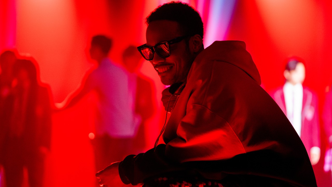 Anderson .Paak in a red lighting n K-Pops!