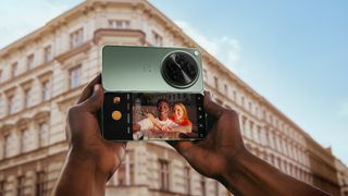 OnePlus Open wordt gebruikt voor een selfie