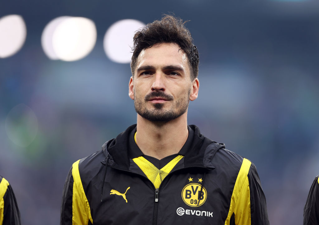 Mats Hummels del Borussia Dortmund guarda mentre si allinea con i compagni di squadra prima della finale della UEFA Champions League 2023/24 tra Borussia Dortmund e Real Madrid CF allo stadio di Wembley il 1° giugno 2024 a Londra, Inghilterra. (Foto di Alex Pantling/Getty Images)