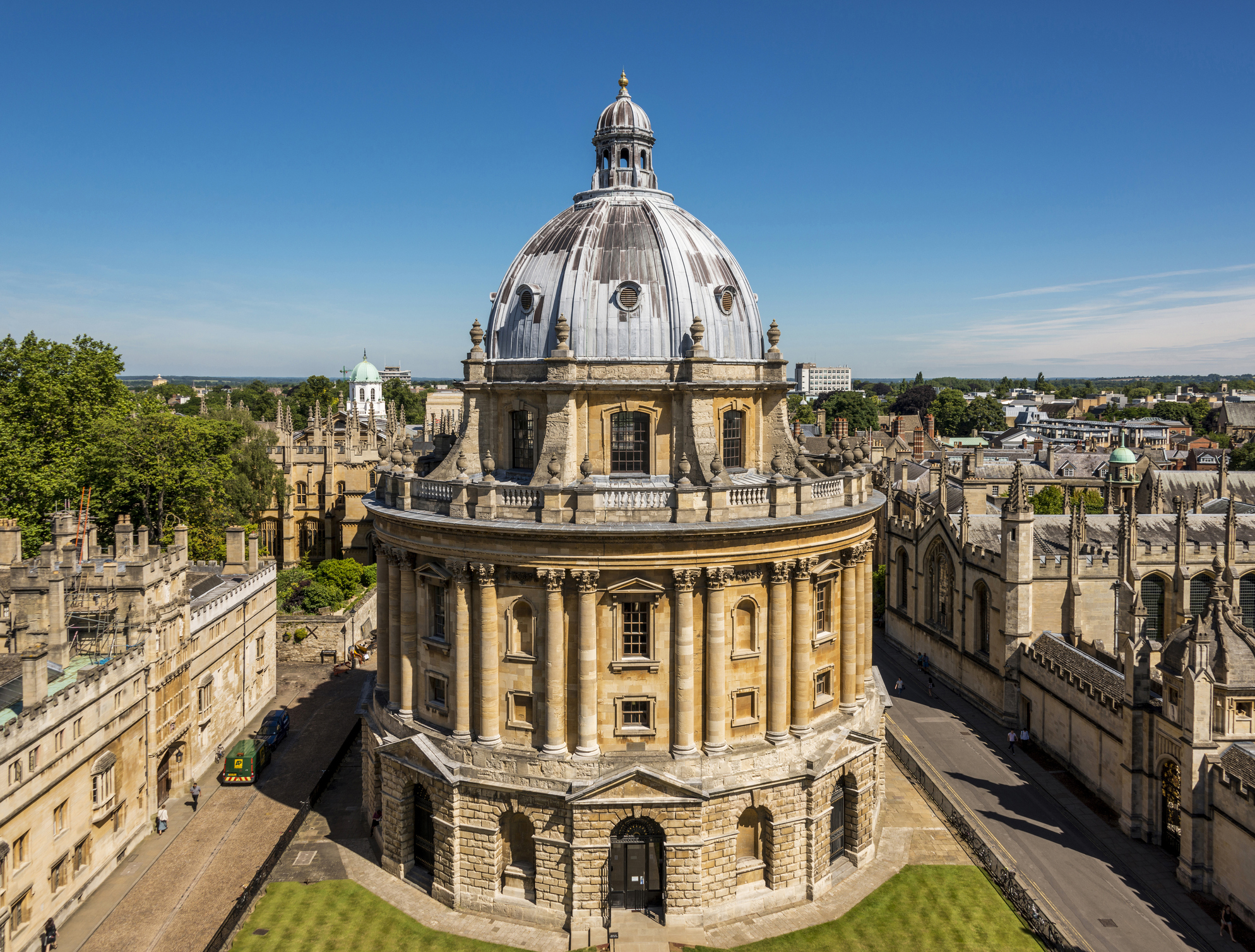 The Radcliffe Camera is a reading room for the Bodleian Library of Oxford University. Designed by James Gibbs in neo-classical style.