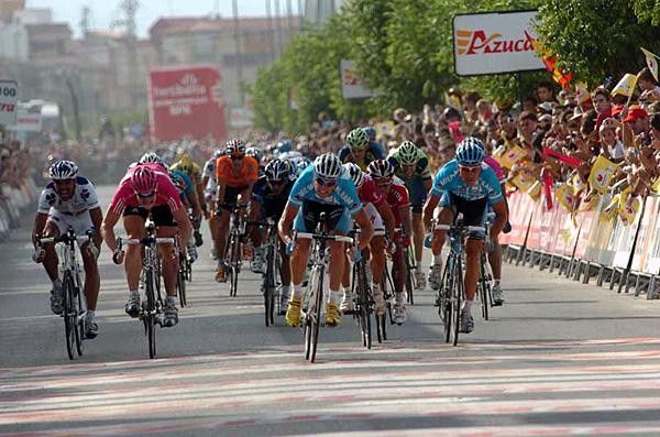 Alessandro Petacchi (Milram) heading the sprint.