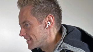 Apple AirPods Prot Gareth Beavisin korvissa