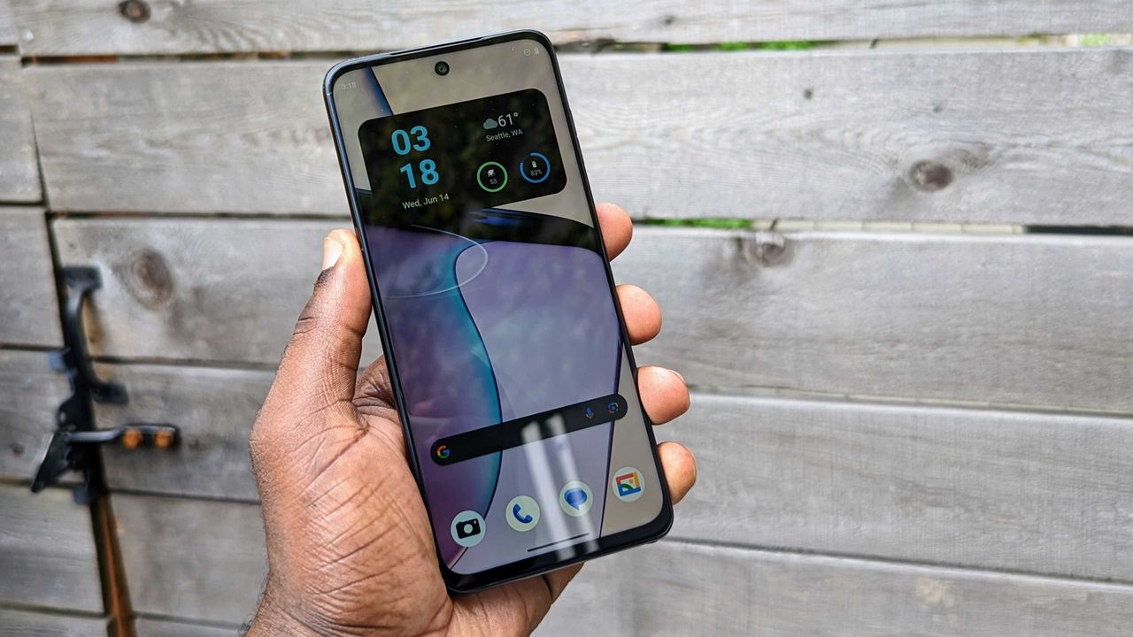 Moto G Stylus 5G (2023) display outdoors